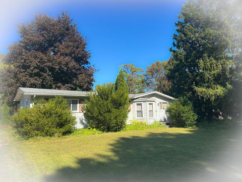 Photo of 1735 Milton Avenue, Rochester Hills City, MI 48307 (MLS # 81025052242)