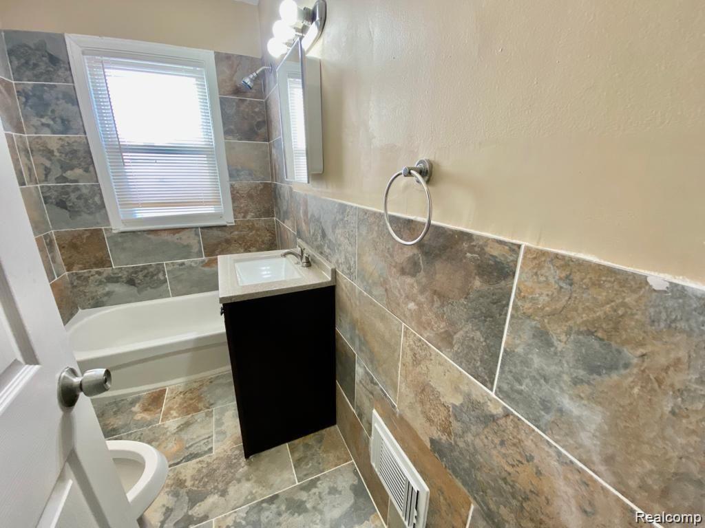 9156 WINTHROP Street