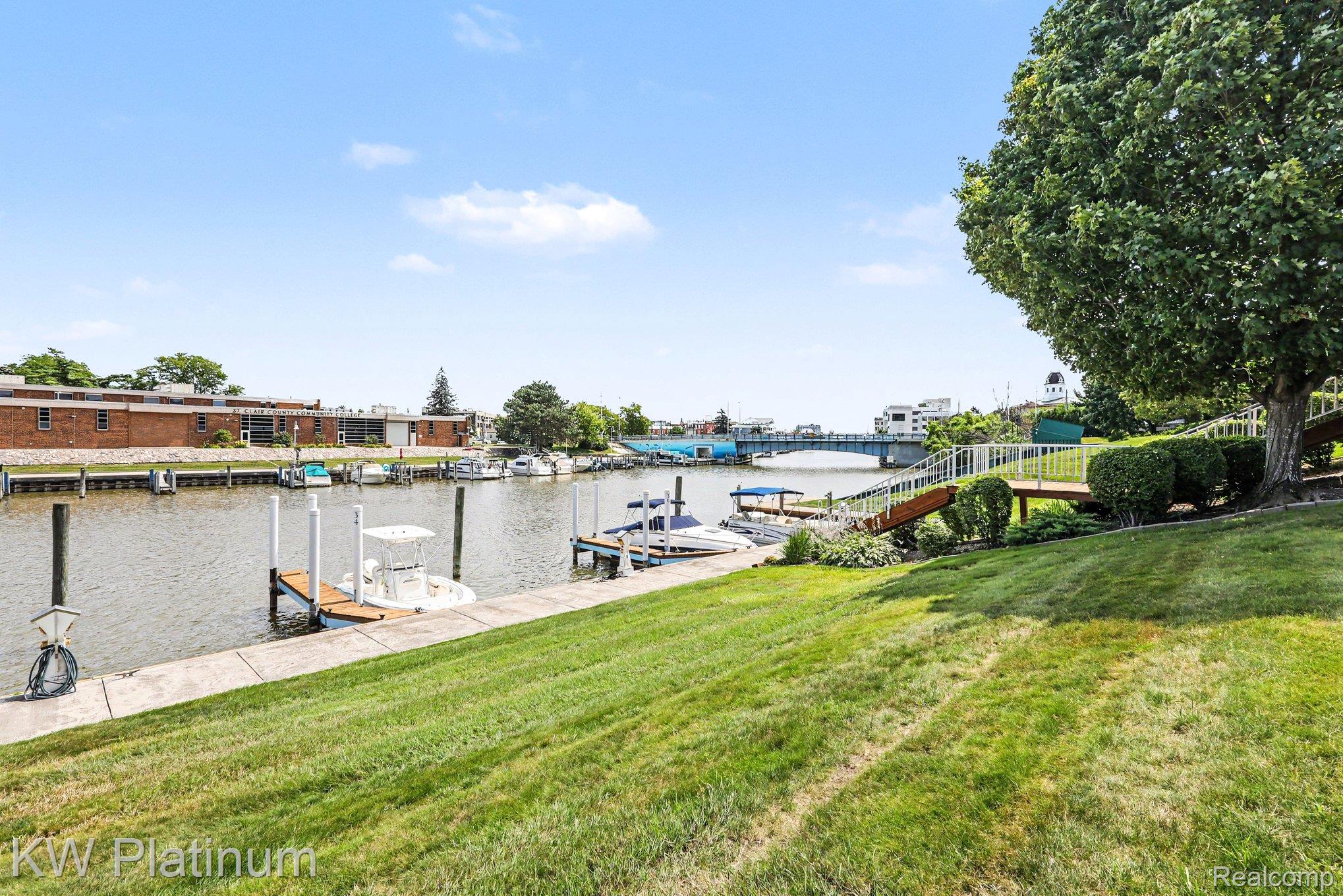819 E Pointe