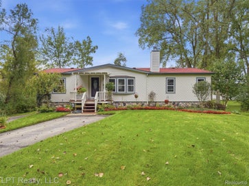 5208 Schlenker Street Hamburg Township MI 48169