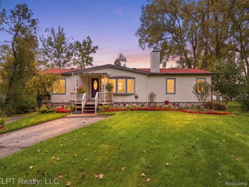 5208 Schlenker Street Hamburg Township MI 48169