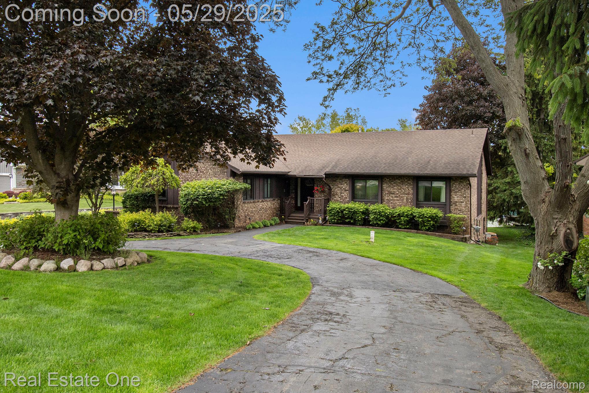4976 LEDGEWOOD Drive