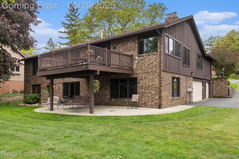 4976 LEDGEWOOD Drive Commerce Charter Township MI 48382