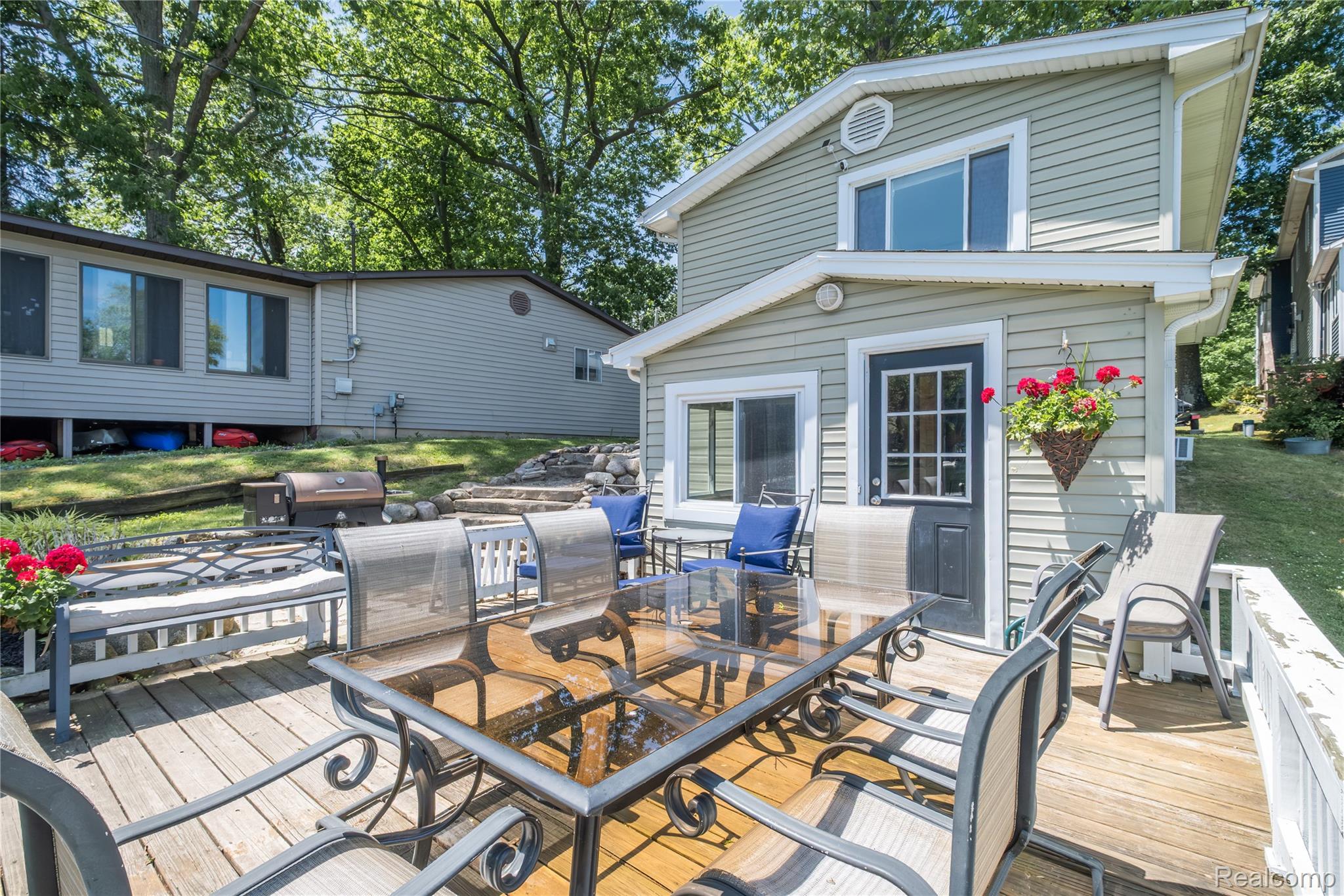 16161.5 Knobhill Drive