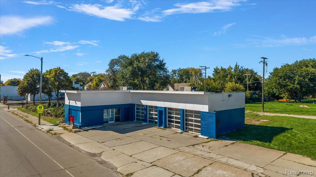 8635 Mack Avenue