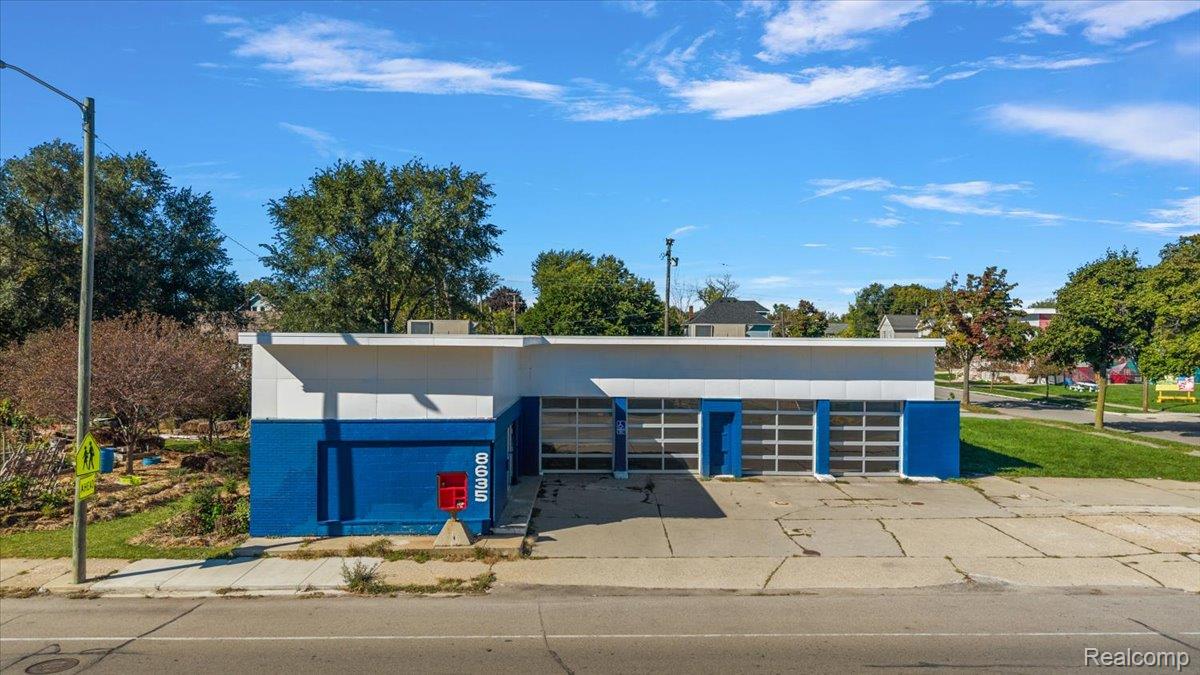 8635 Mack Avenue