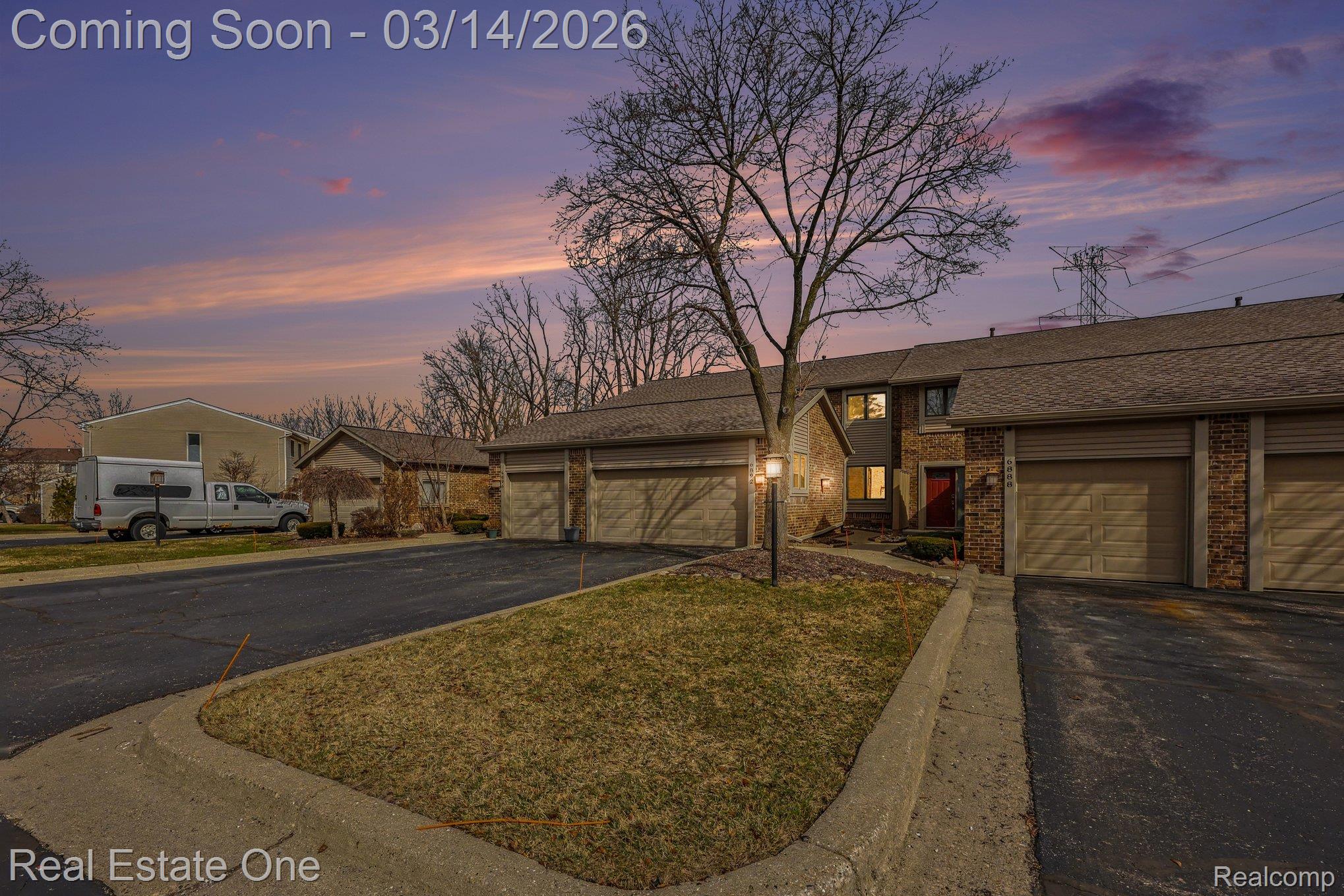 6892 Northcrest Way E