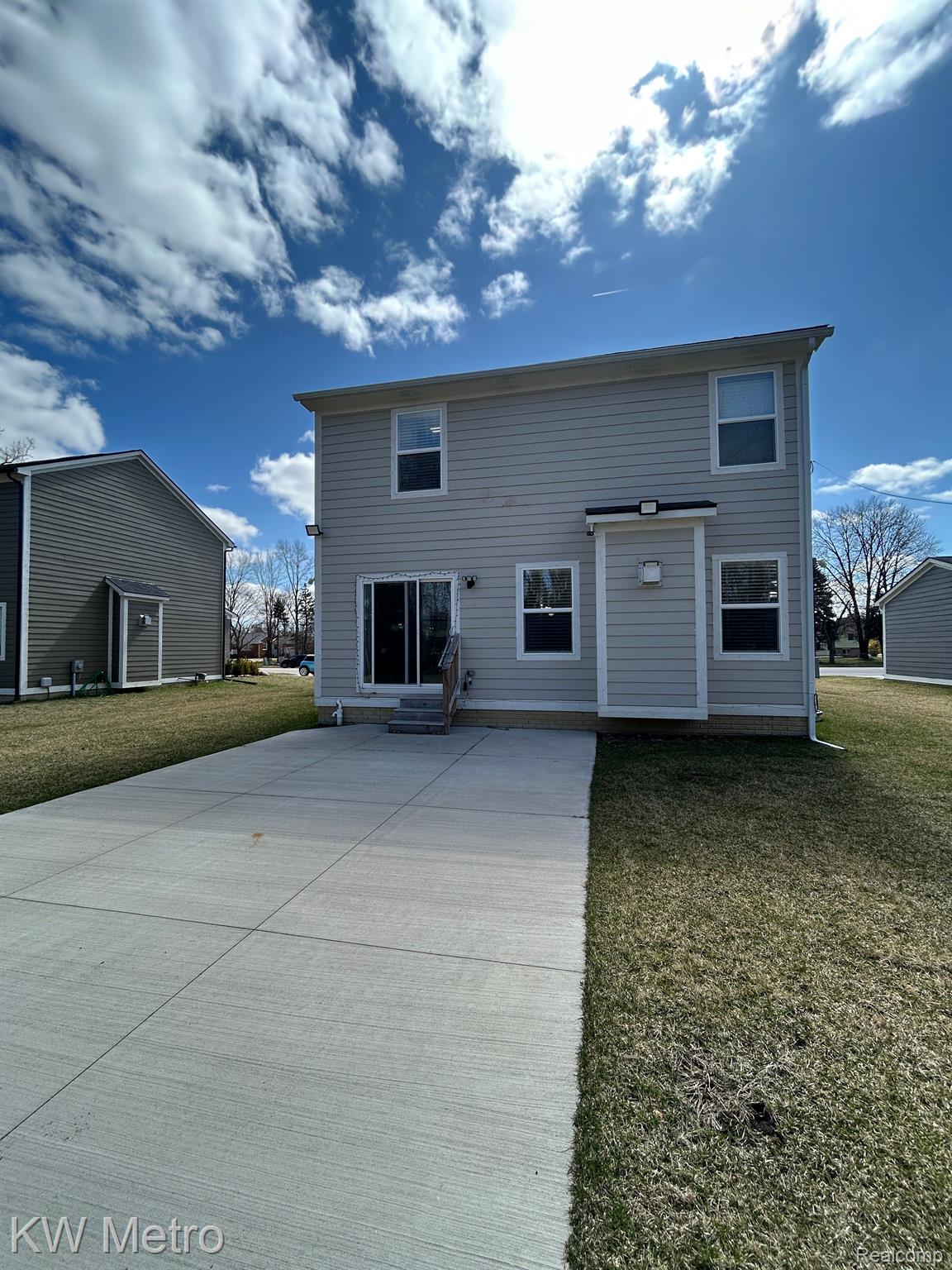 2323 E MAPLE Road