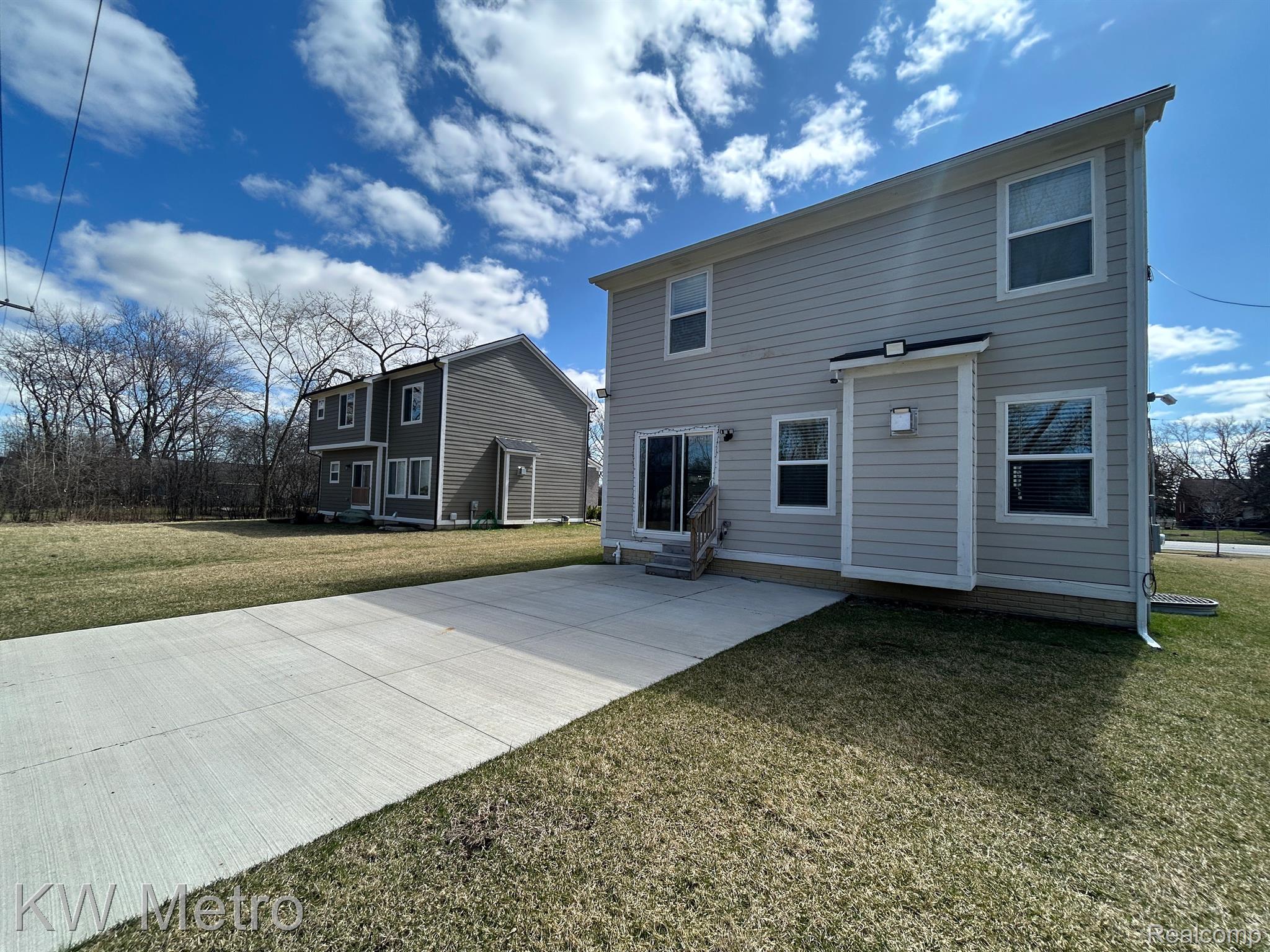 2323 E MAPLE Road