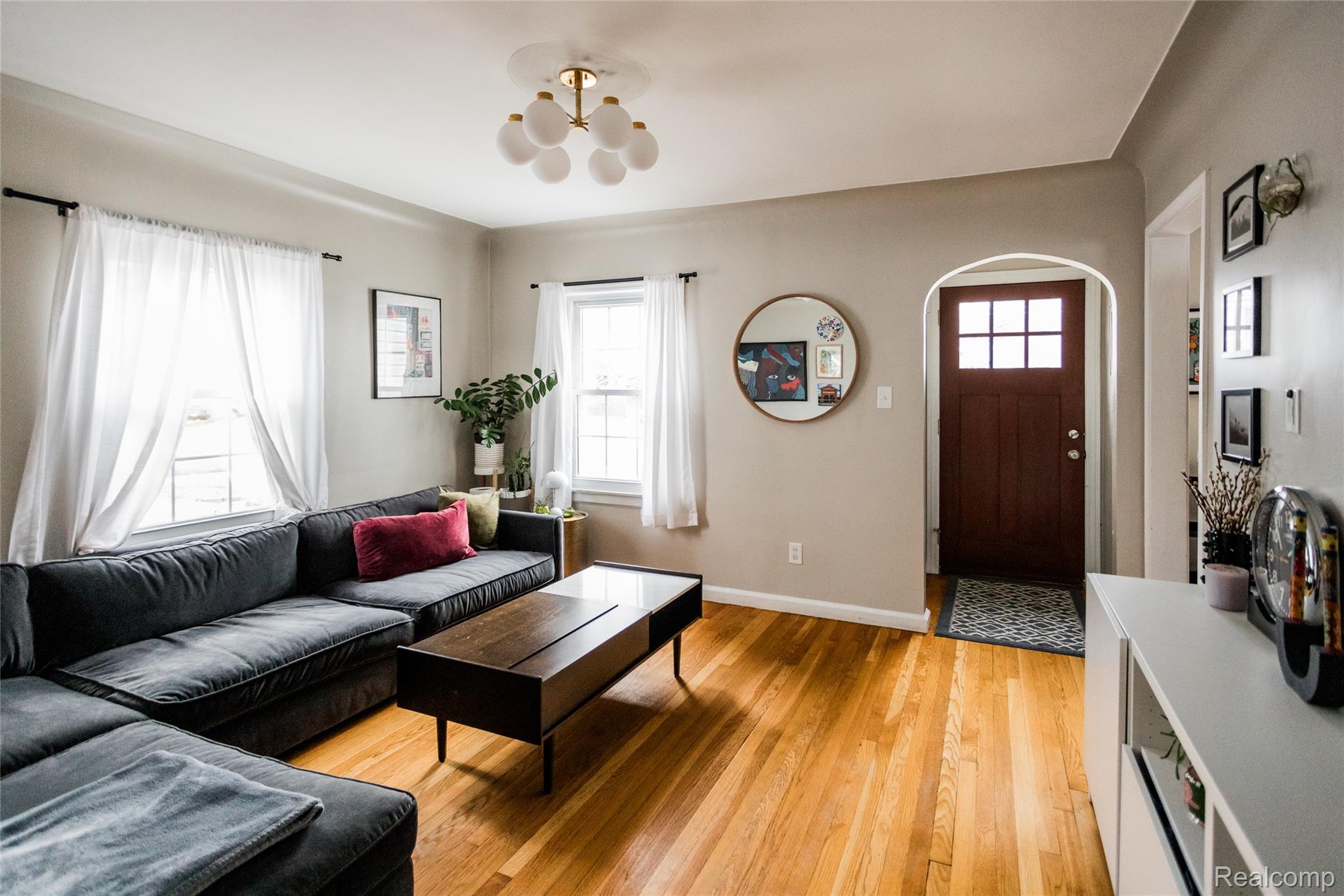 722 S Rembrandt Avenue