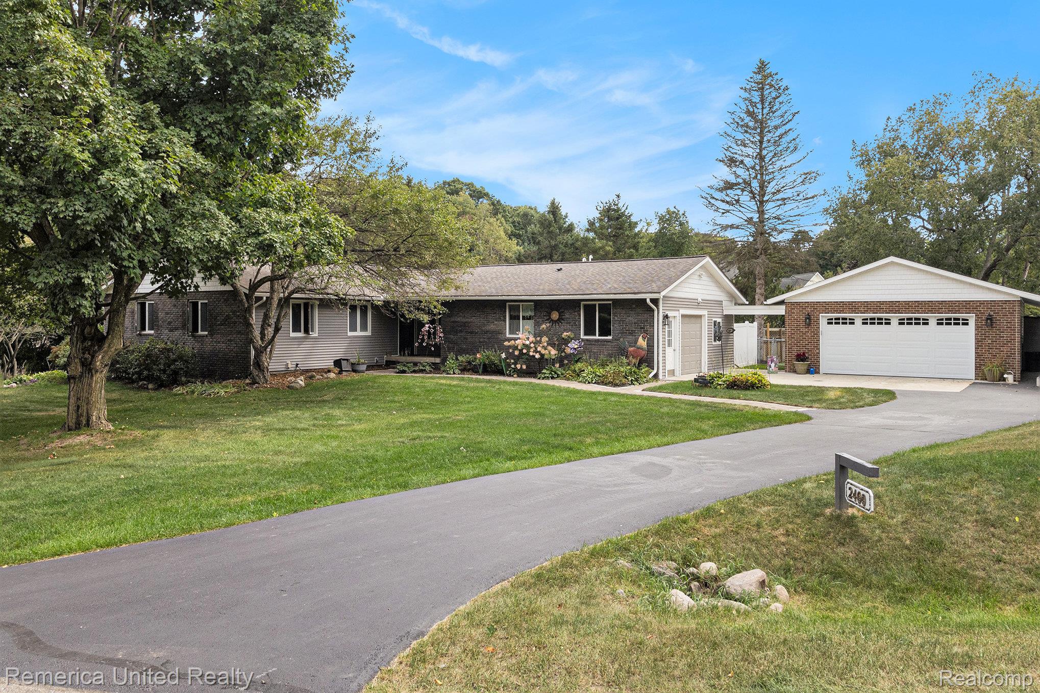 2400 Pinewood Court