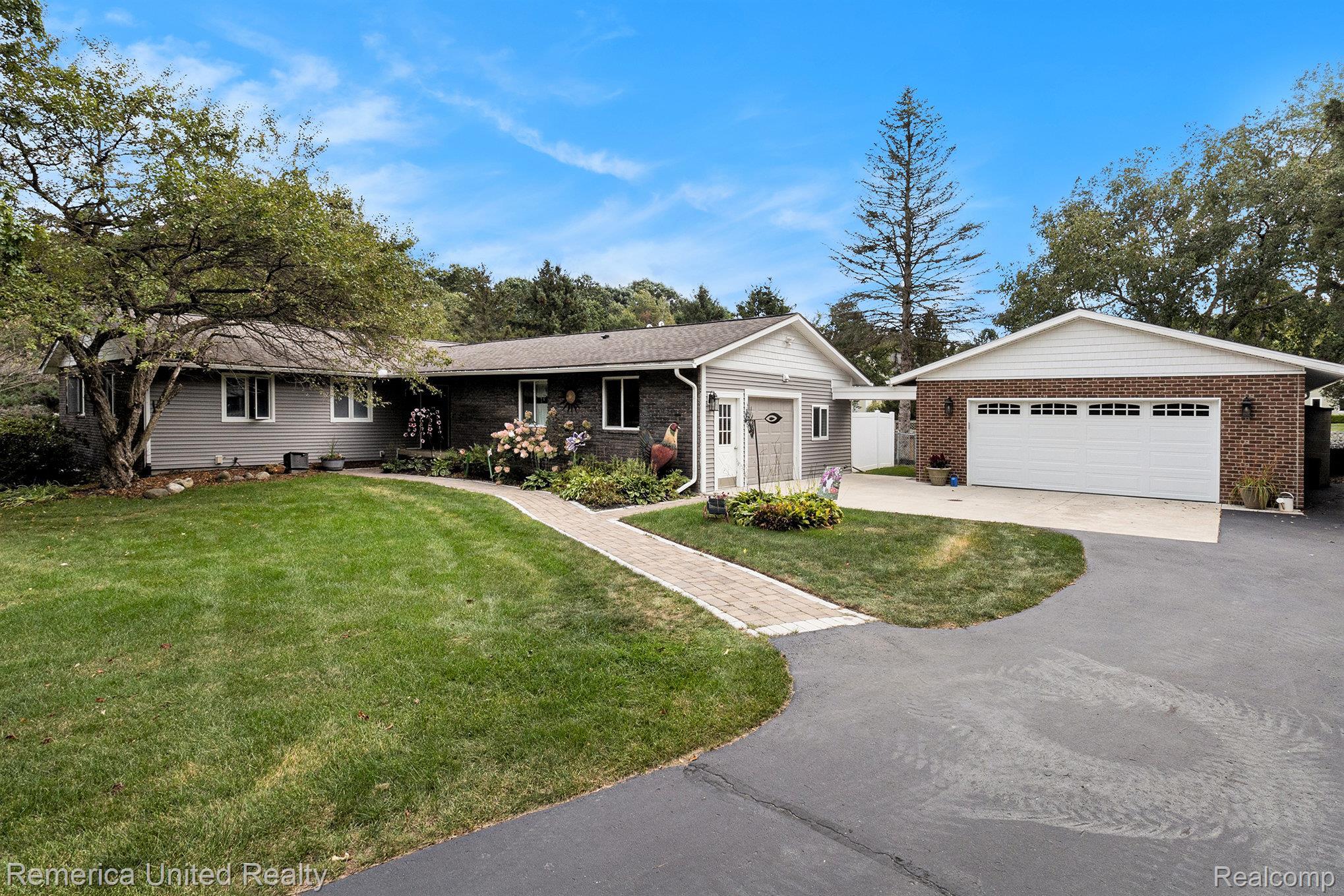 2400 Pinewood Court