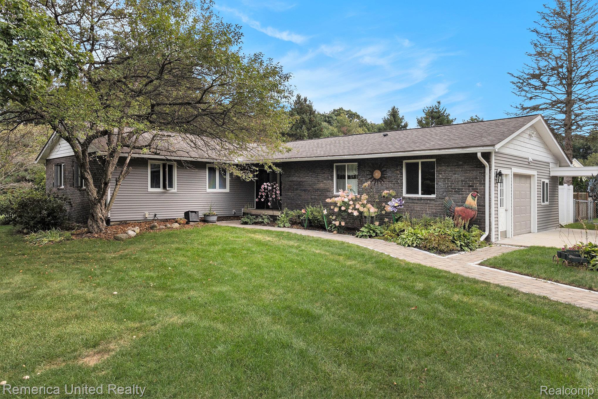 2400 Pinewood Court
