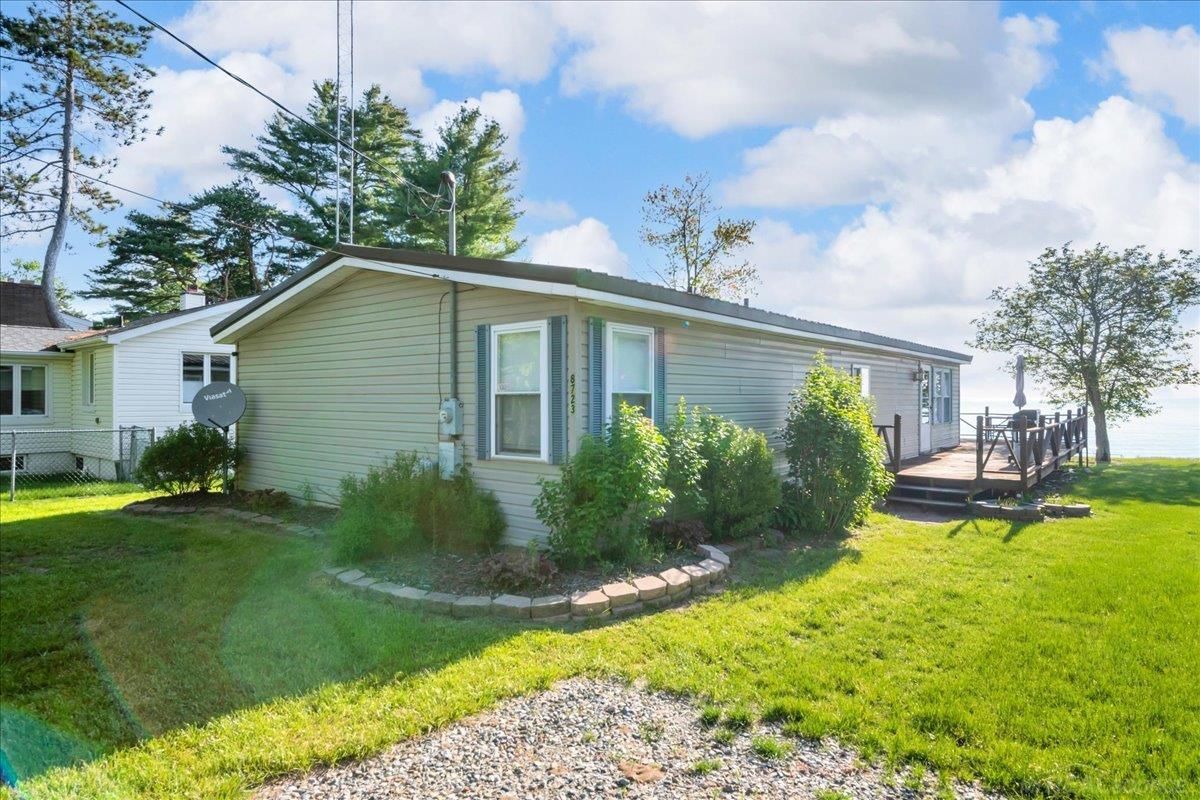 8723 Lakeshore Road