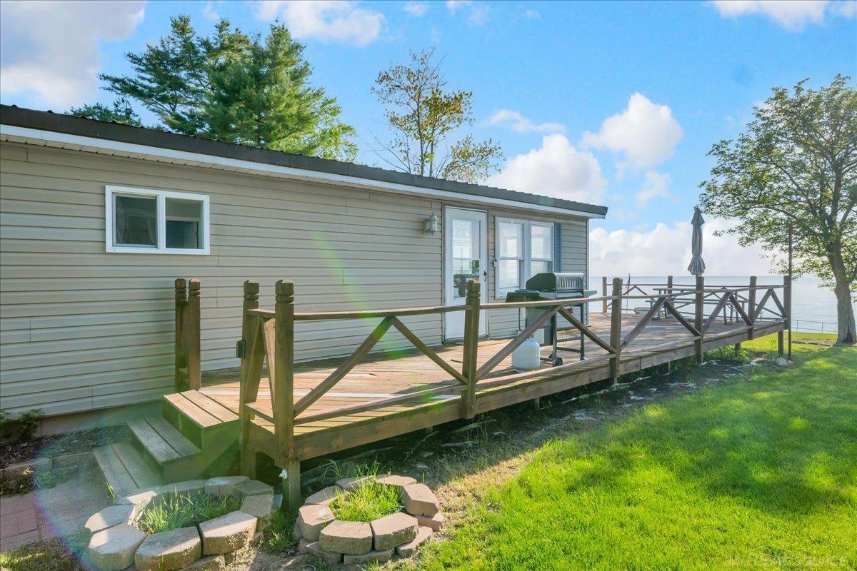 8723 Lakeshore Road