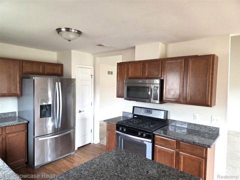 29445 Woodpark Circle 36 Warren City MI 48092