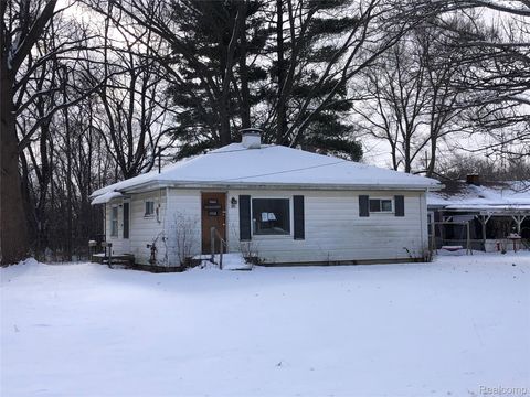 Photo of 1704 E WEBSTER Road, Flint City, MI 48505 (MLS # 20251061030)