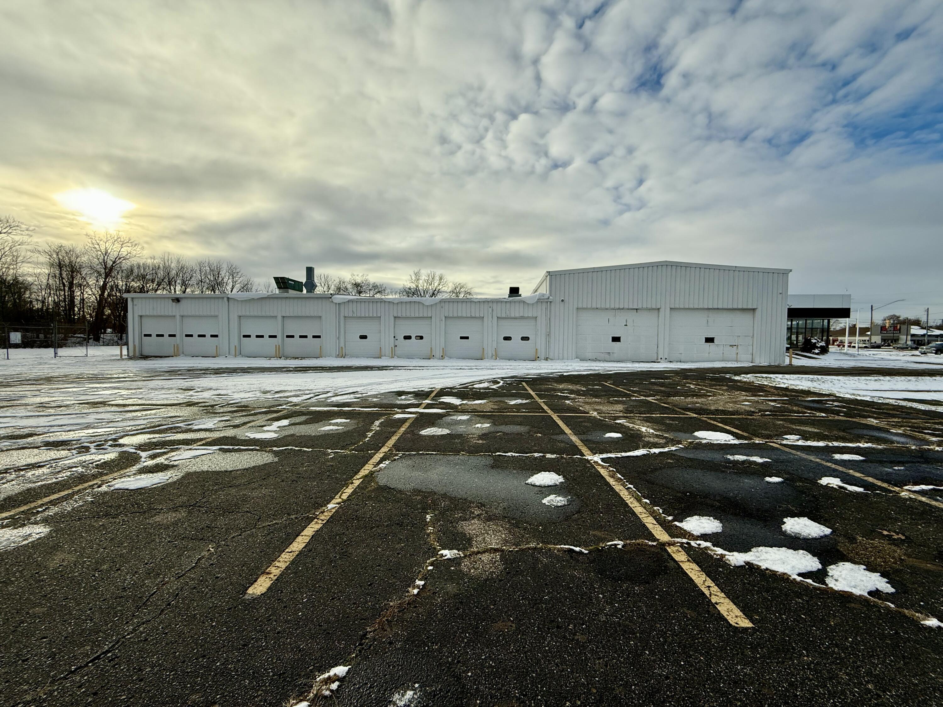 995 W Columbia Avenue