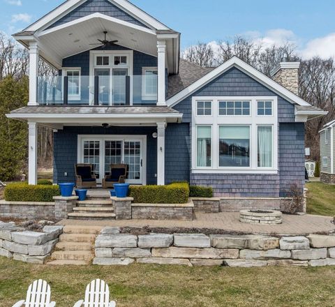10667 CASTLEWOOD Drive White Lake Charter Township MI 48386