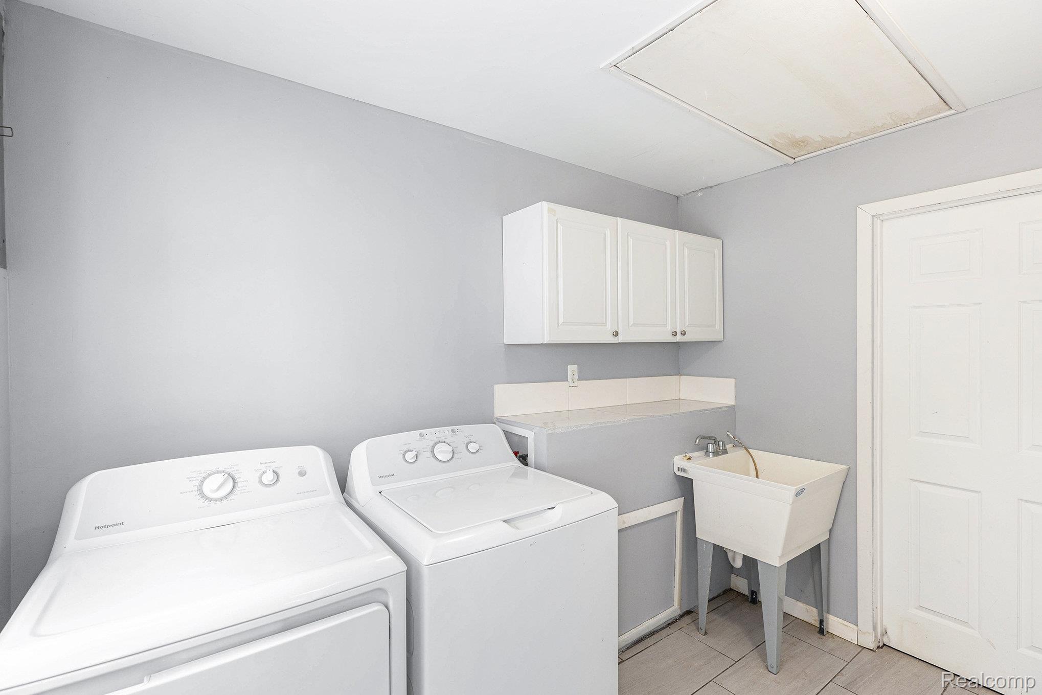 Rochester Hills, Michigan 48307, United States, 4 Bedrooms Bedrooms, ,2 BathroomsBathrooms,Residential,Active,245117