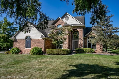 6817 Woodcrest Drive Troy City MI 48098