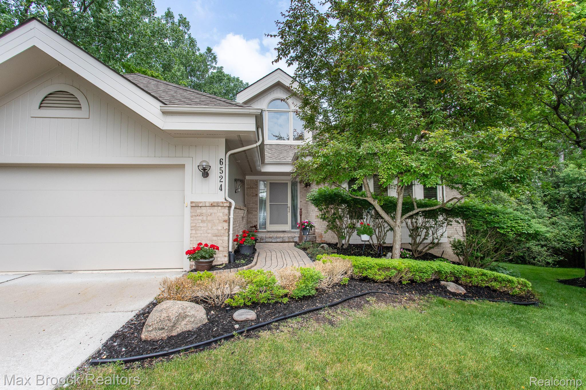 6524 Pleasant Lake Court