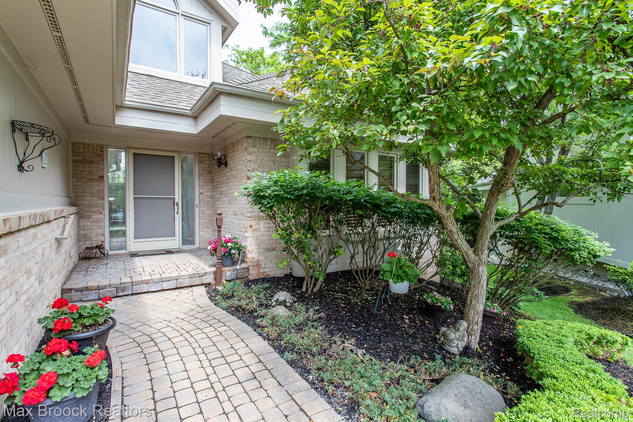 6524 Pleasant Lake Court