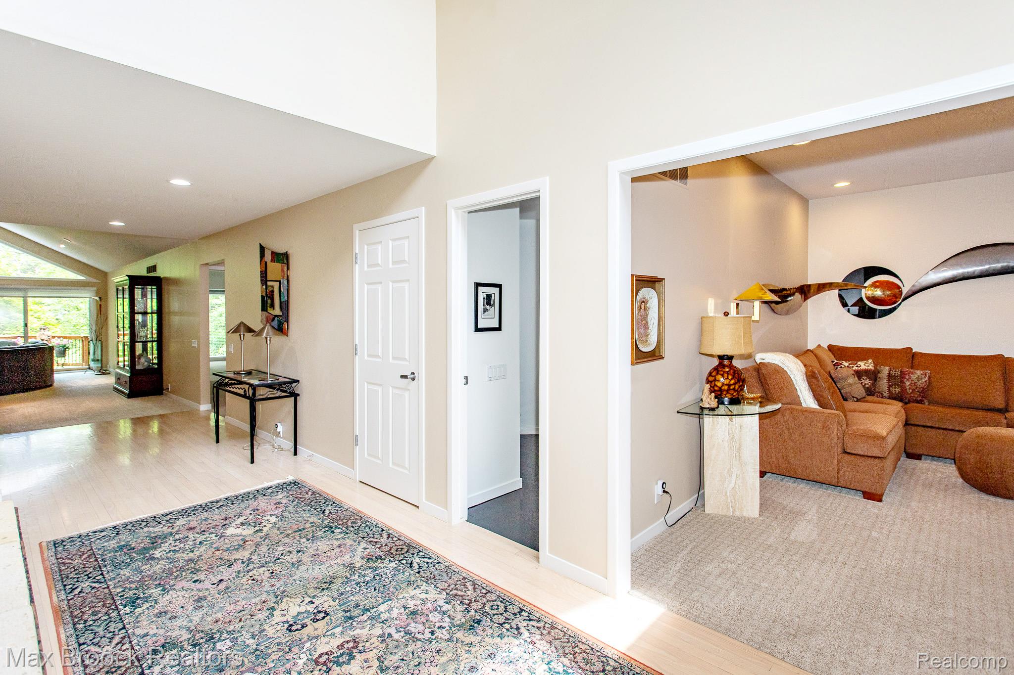 6524 Pleasant Lake Court