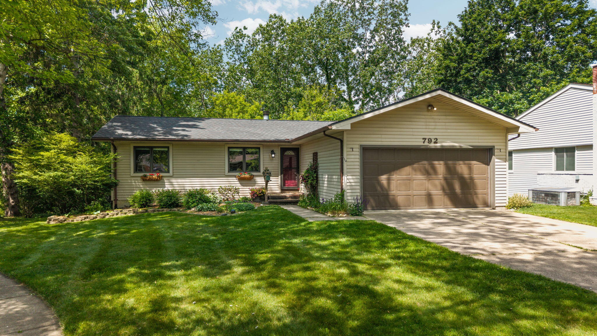 792 Knollwood Court