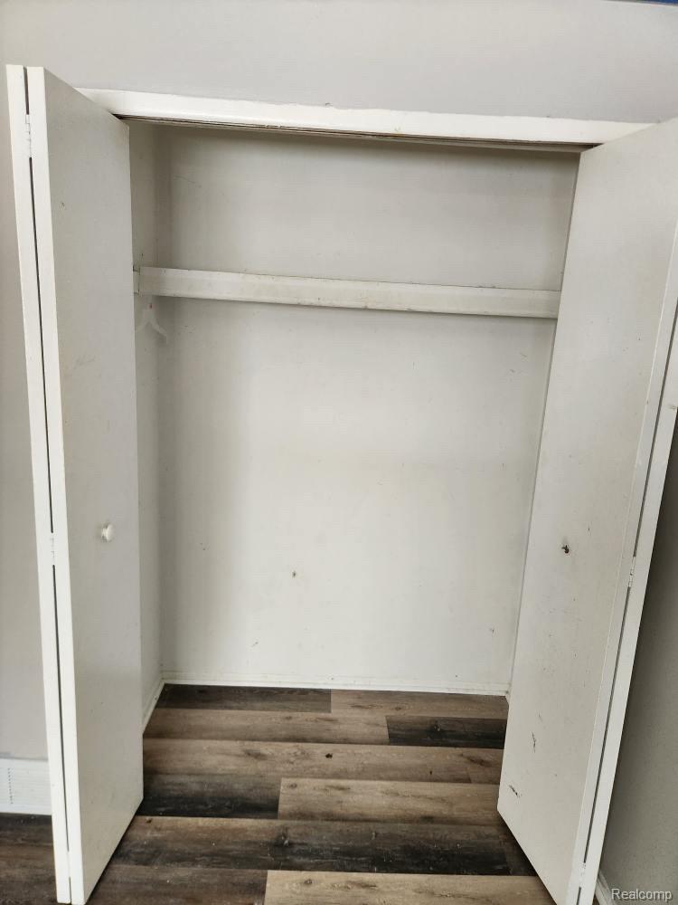 15587 Oakbrook Street