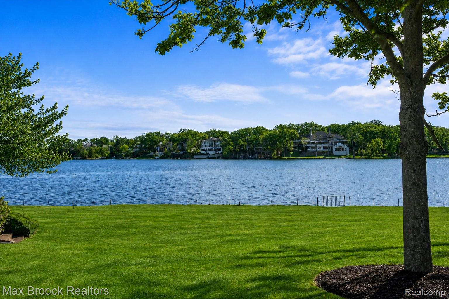 1832 Long Lake Shore Drive