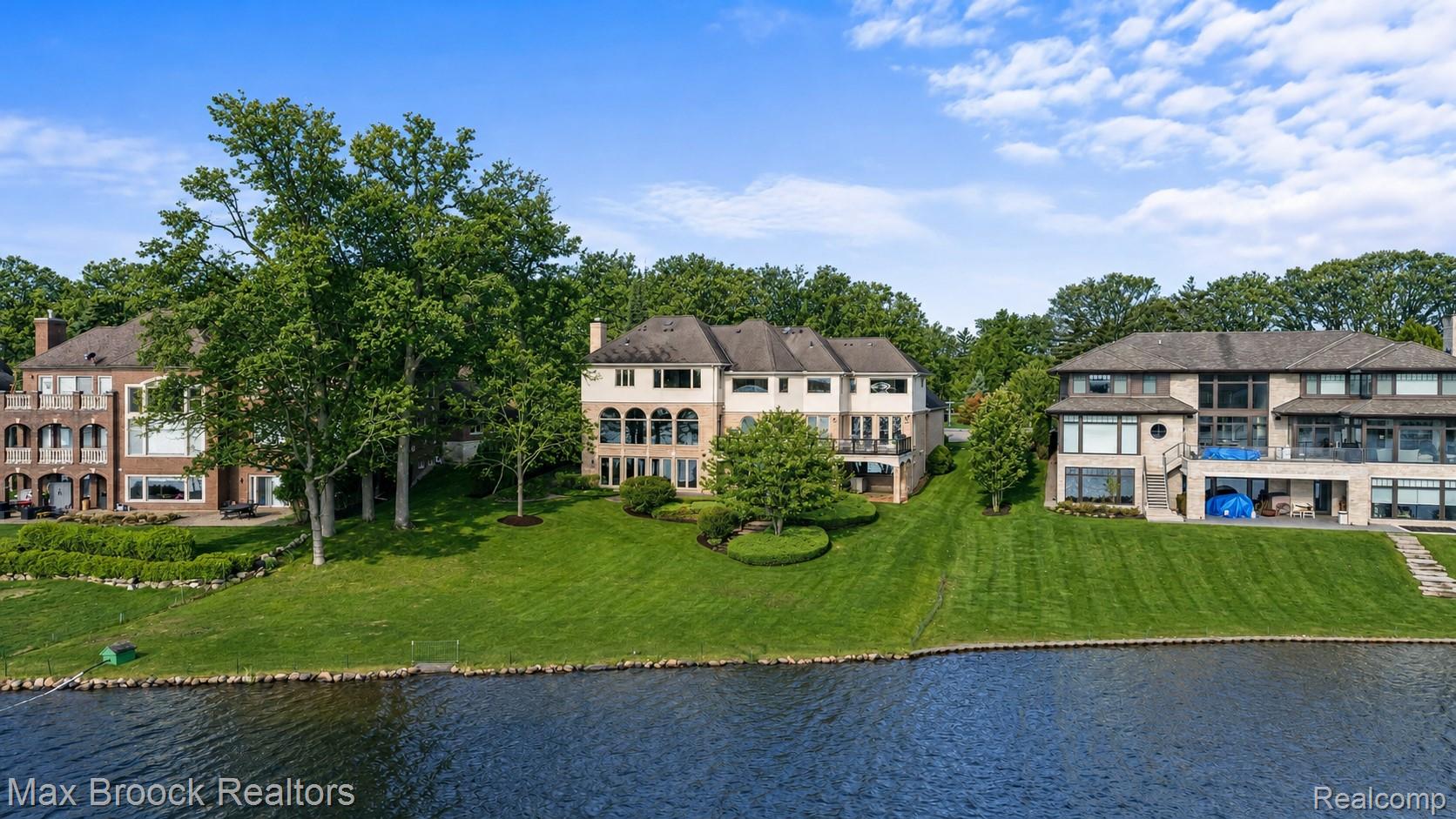1832 Long Lake Shore Drive