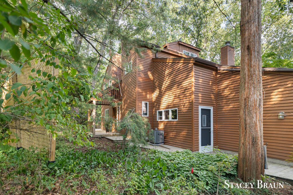 3493 Riverwoods Drive NE