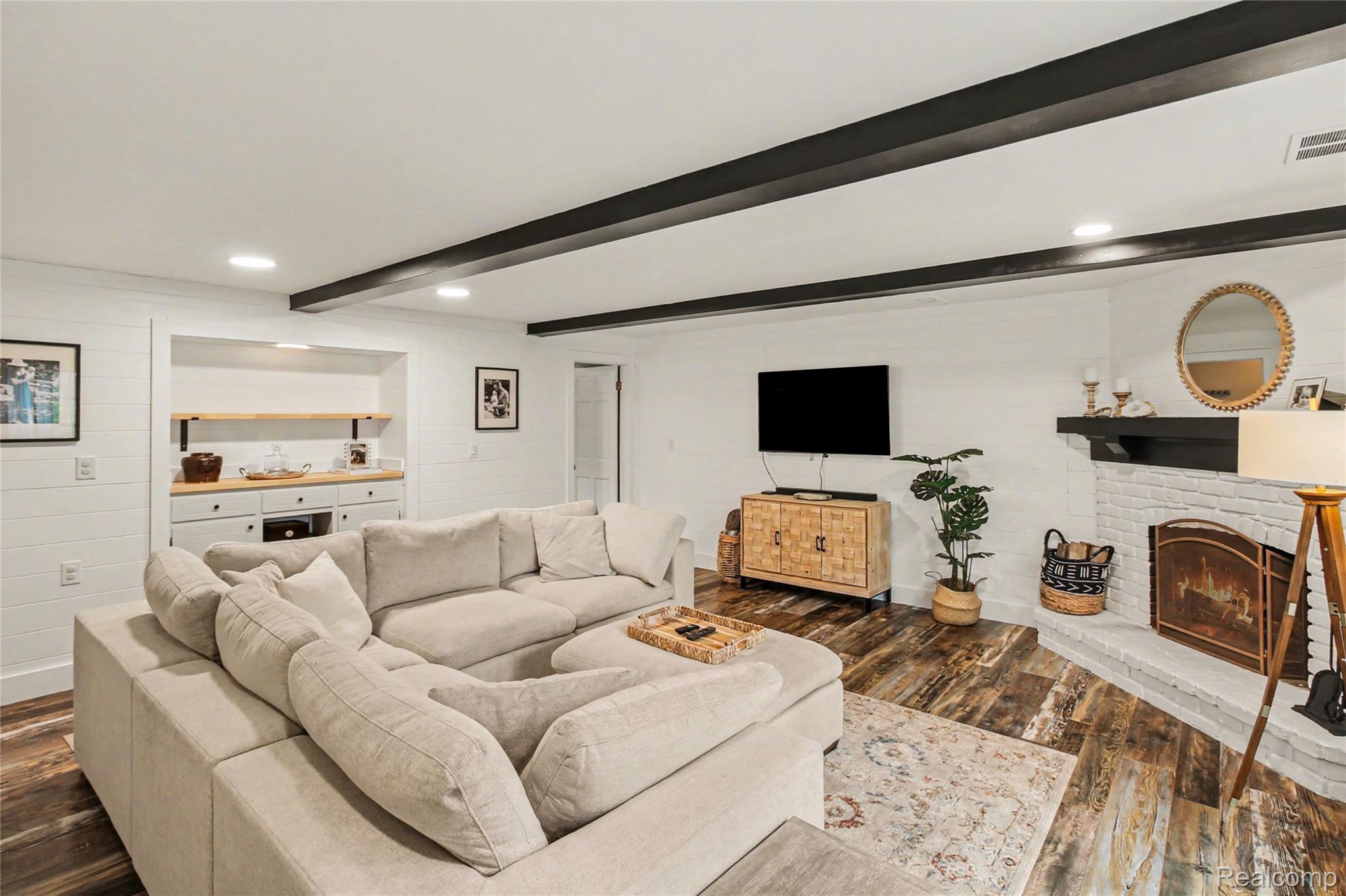 6040 Tall Oak Way