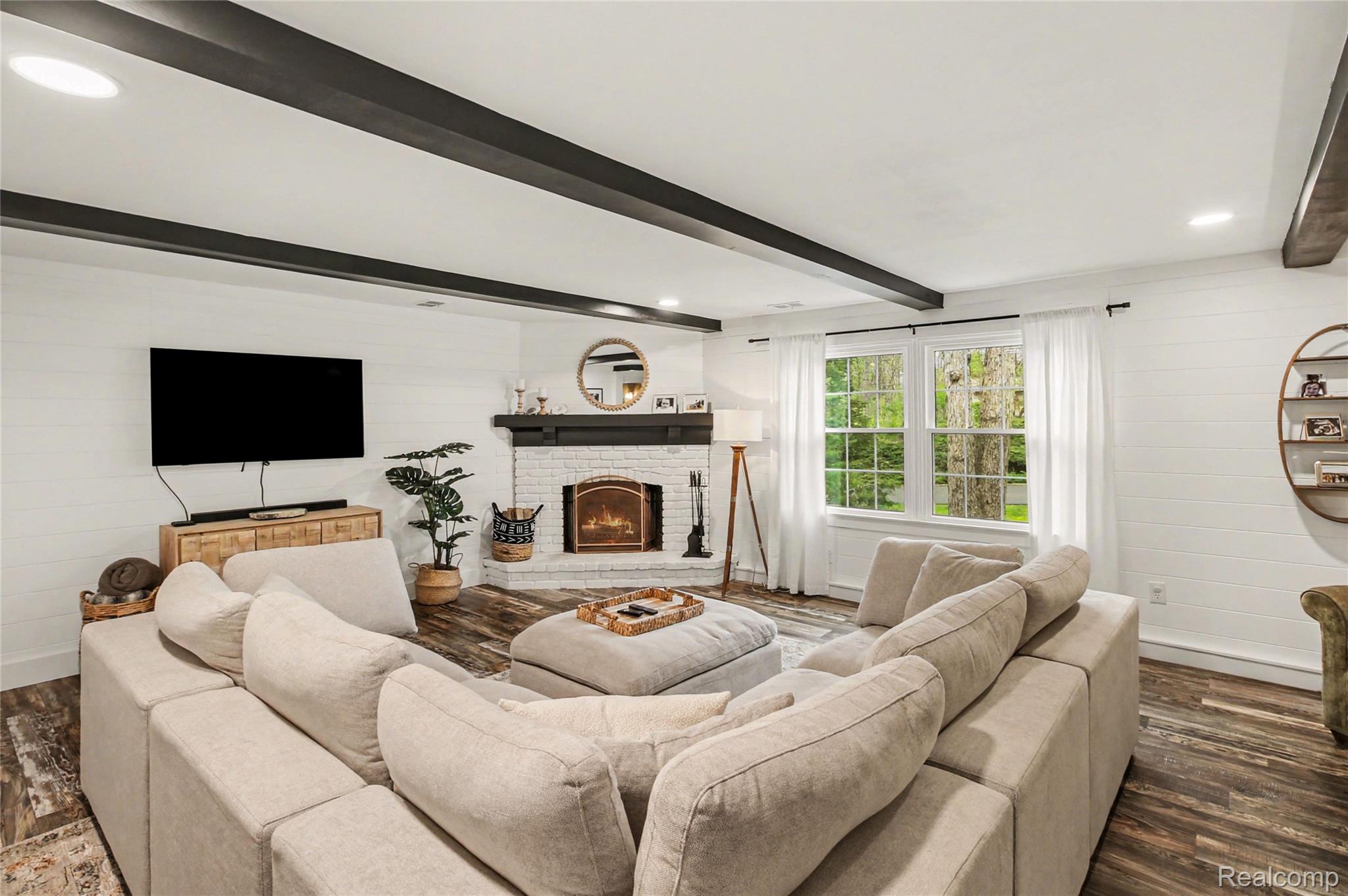 6040 Tall Oak Way