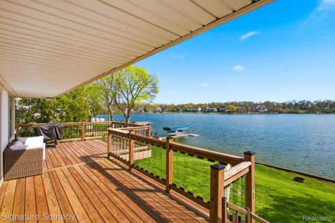 2497 W Walton Boulevard Waterford Charter Township MI 48329