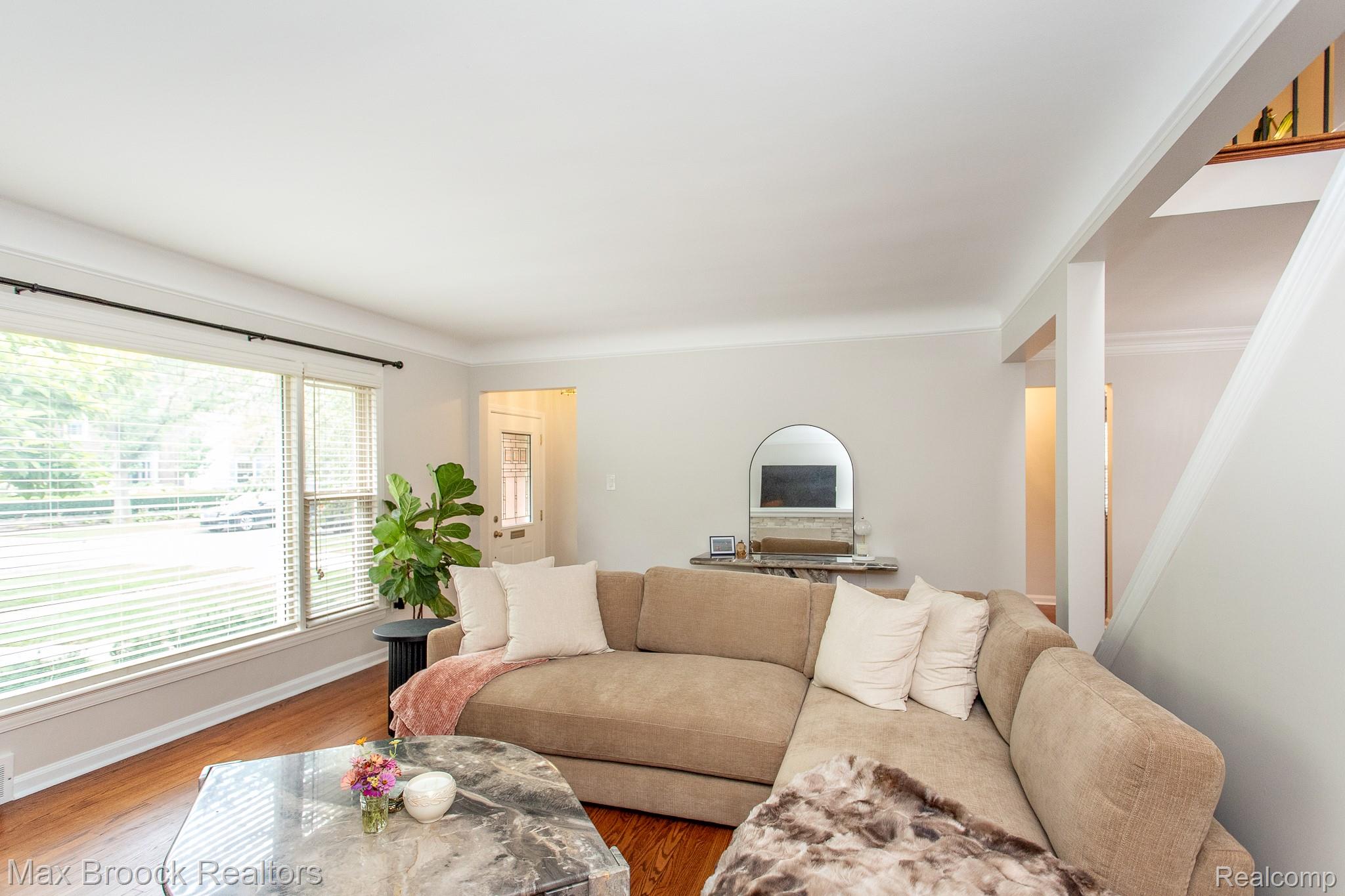 10054 Lincoln Drive