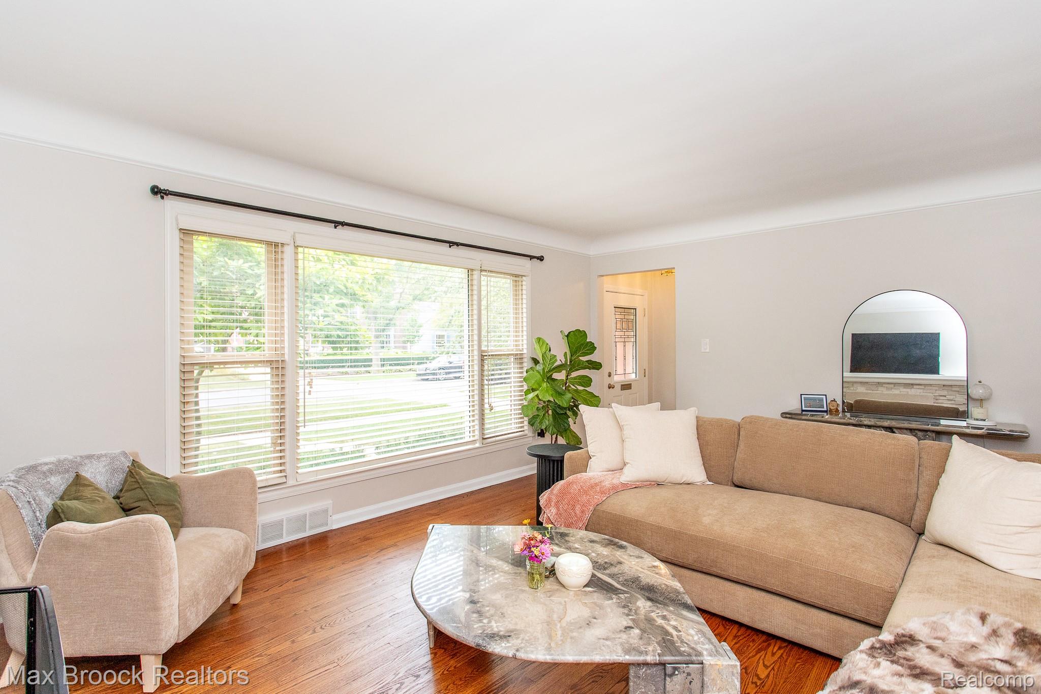 10054 Lincoln Drive