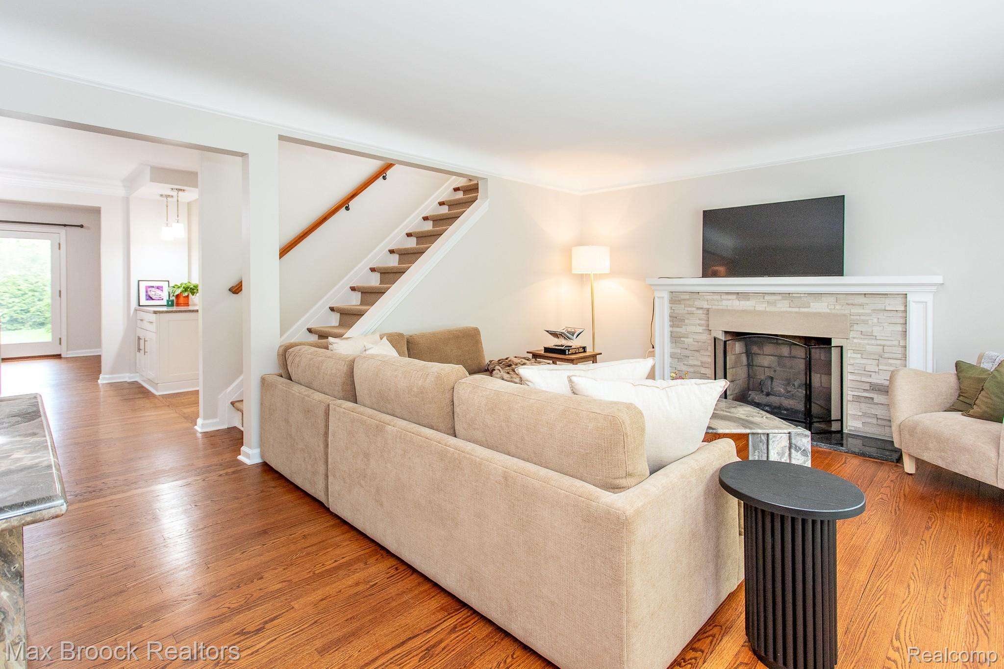 10054 Lincoln Drive