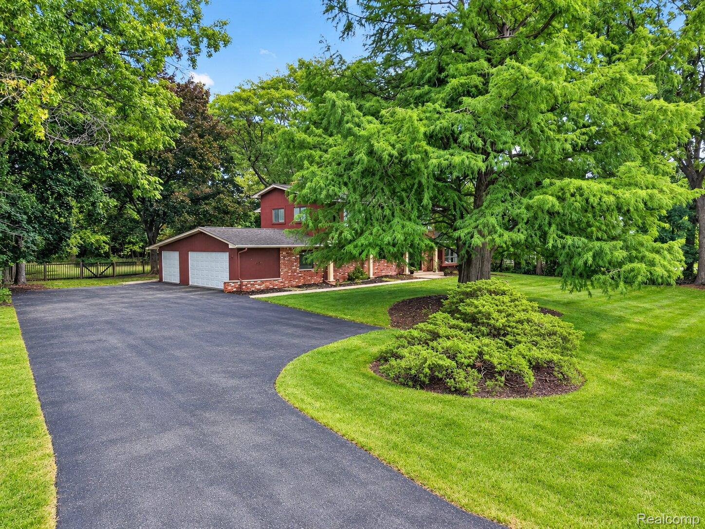 6829 E Knollwood Circle