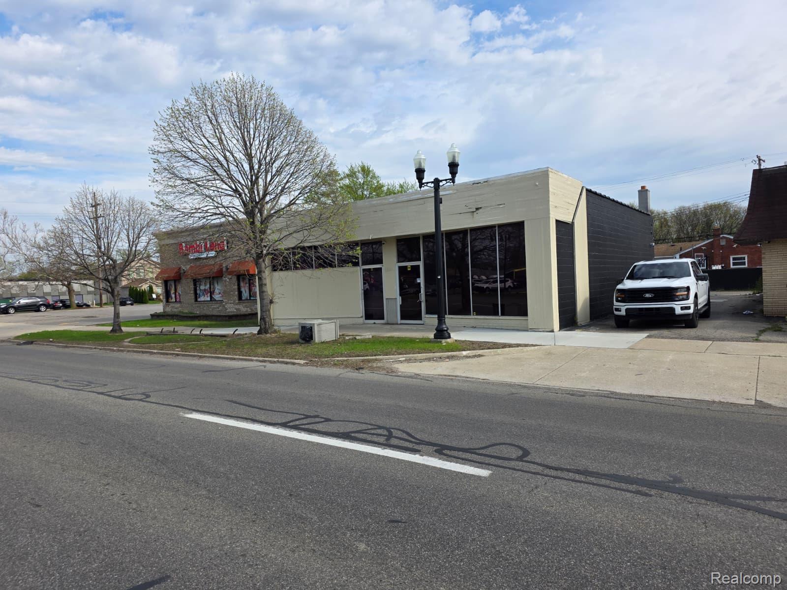 25241 W Warren Street