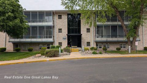 Photo of 5905 W Michigan Avenue, Saginaw Charter Township, MI 48638 (MLS # 61050208826)