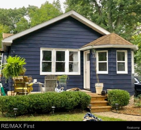 23844 Republic Avenue S Oak Park City MI 48237