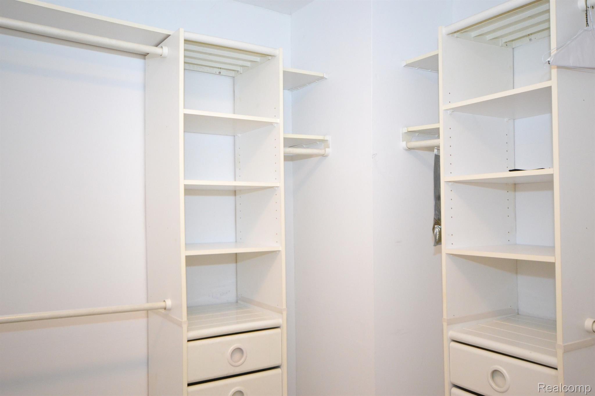 Dearborn City, Michigan 48124, United States, 2 Bedrooms Bedrooms, ,3 BathroomsBathrooms,Residential,Active,169699