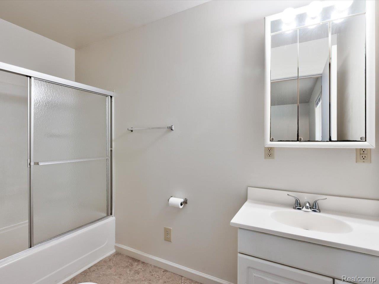 Port Huron City, Michigan 48060, United States, 3 Bedrooms Bedrooms, ,2 BathroomsBathrooms,Residential,Active,225048