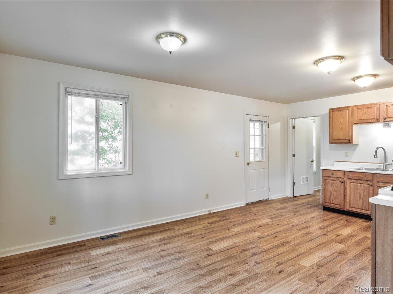 Port Huron City, Michigan 48060, United States, 3 Bedrooms Bedrooms, ,2 BathroomsBathrooms,Residential,Active,225048