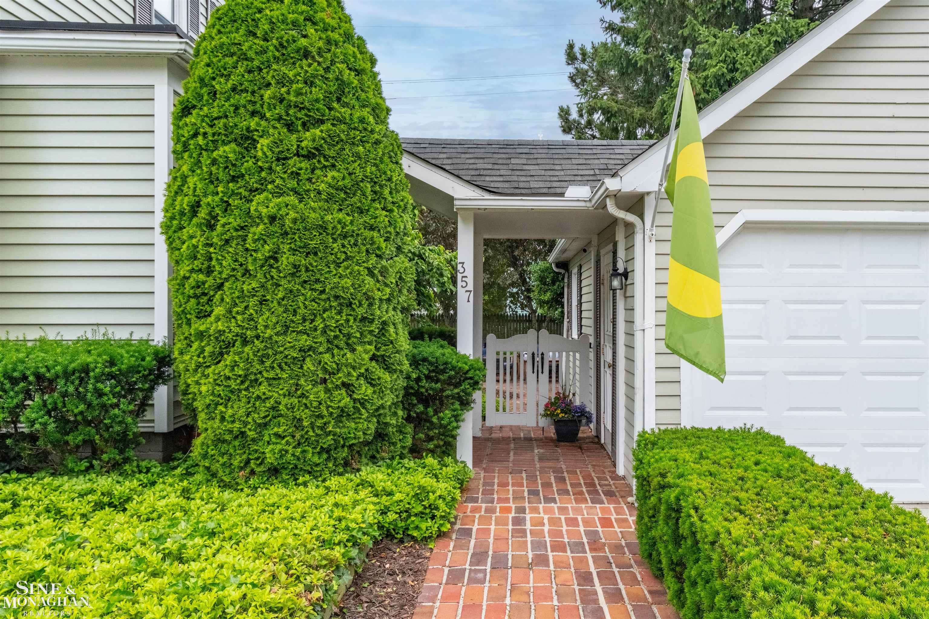 357 ROOSEVELT Pl. Place
