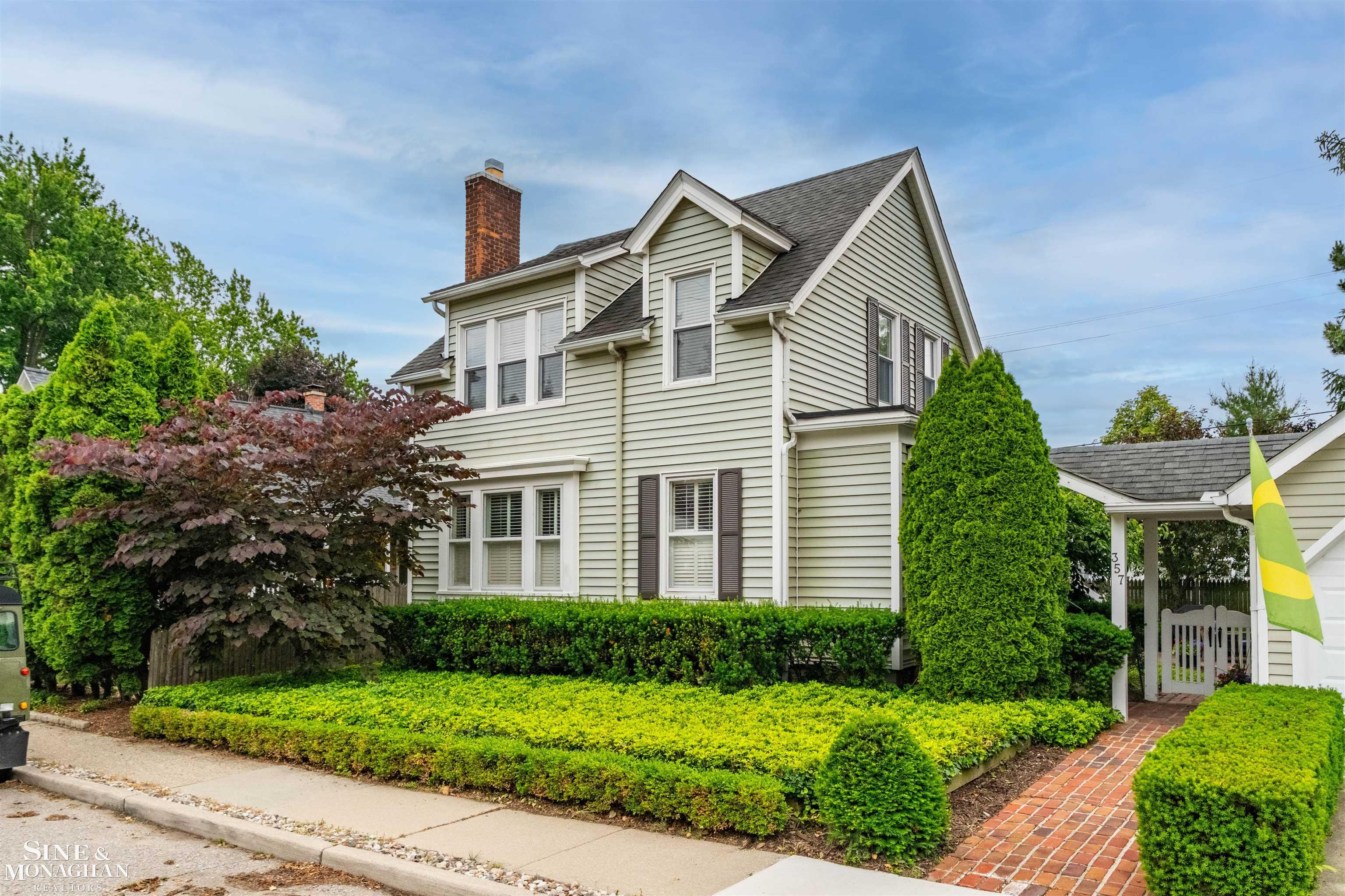 357 ROOSEVELT Pl. Place