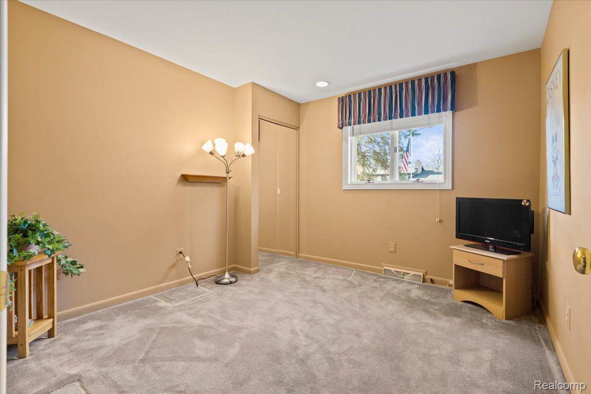 West Bloomfield Charter Township, Michigan 48324, United States, 3 Bedrooms Bedrooms, ,2 BathroomsBathrooms,Residential,Active,155846