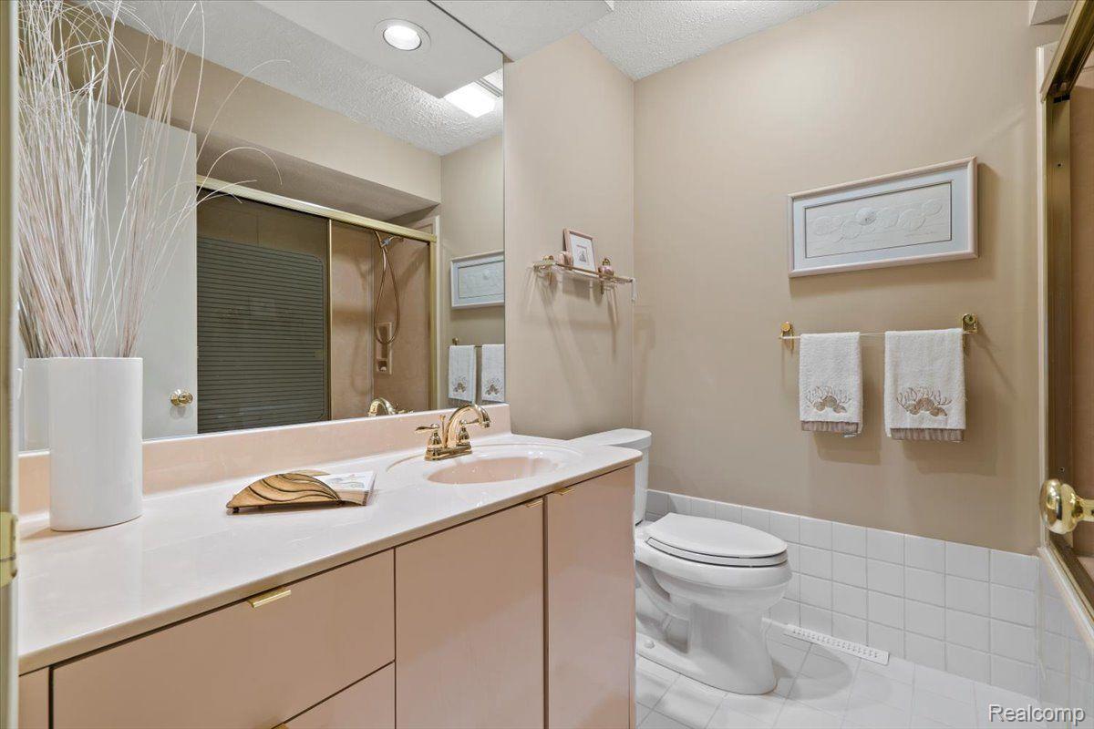 West Bloomfield Charter Township, Michigan 48324, United States, 3 Bedrooms Bedrooms, ,2 BathroomsBathrooms,Residential,Active,155846